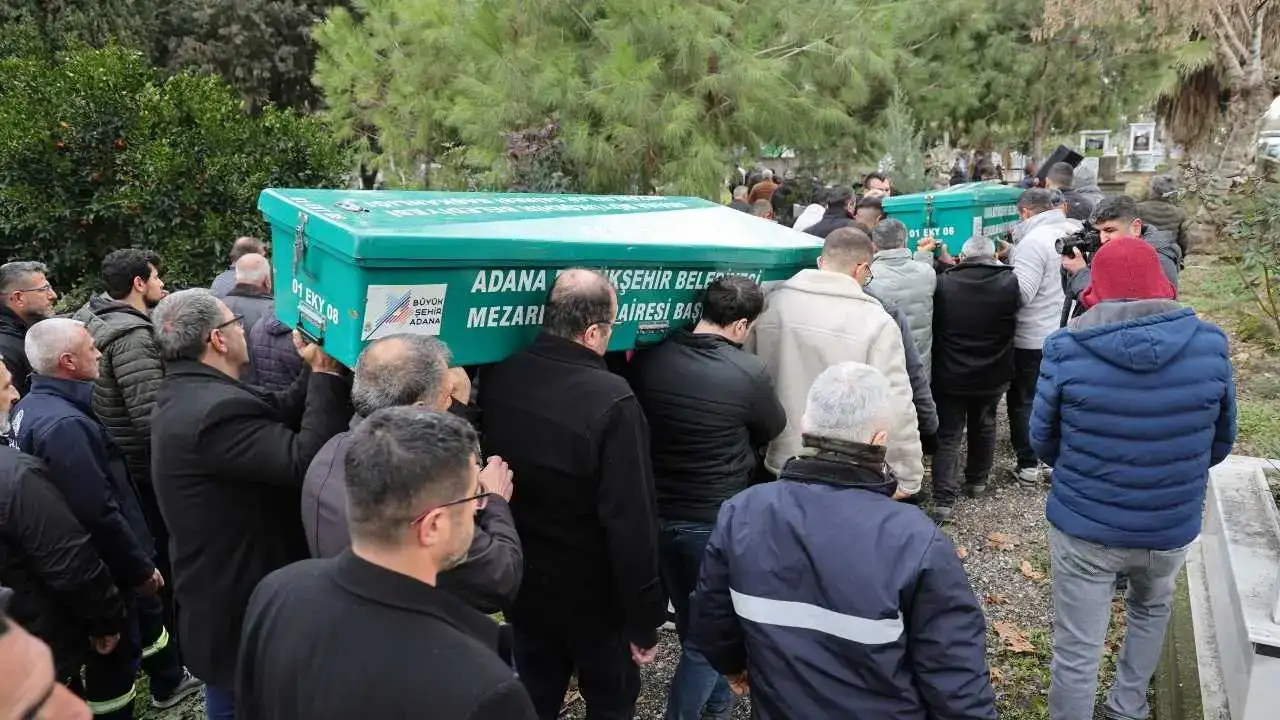 Adana’da Babalarının Öldürdüğü Kardeşler Gözyaşlarıyla Uğurlandı 7
